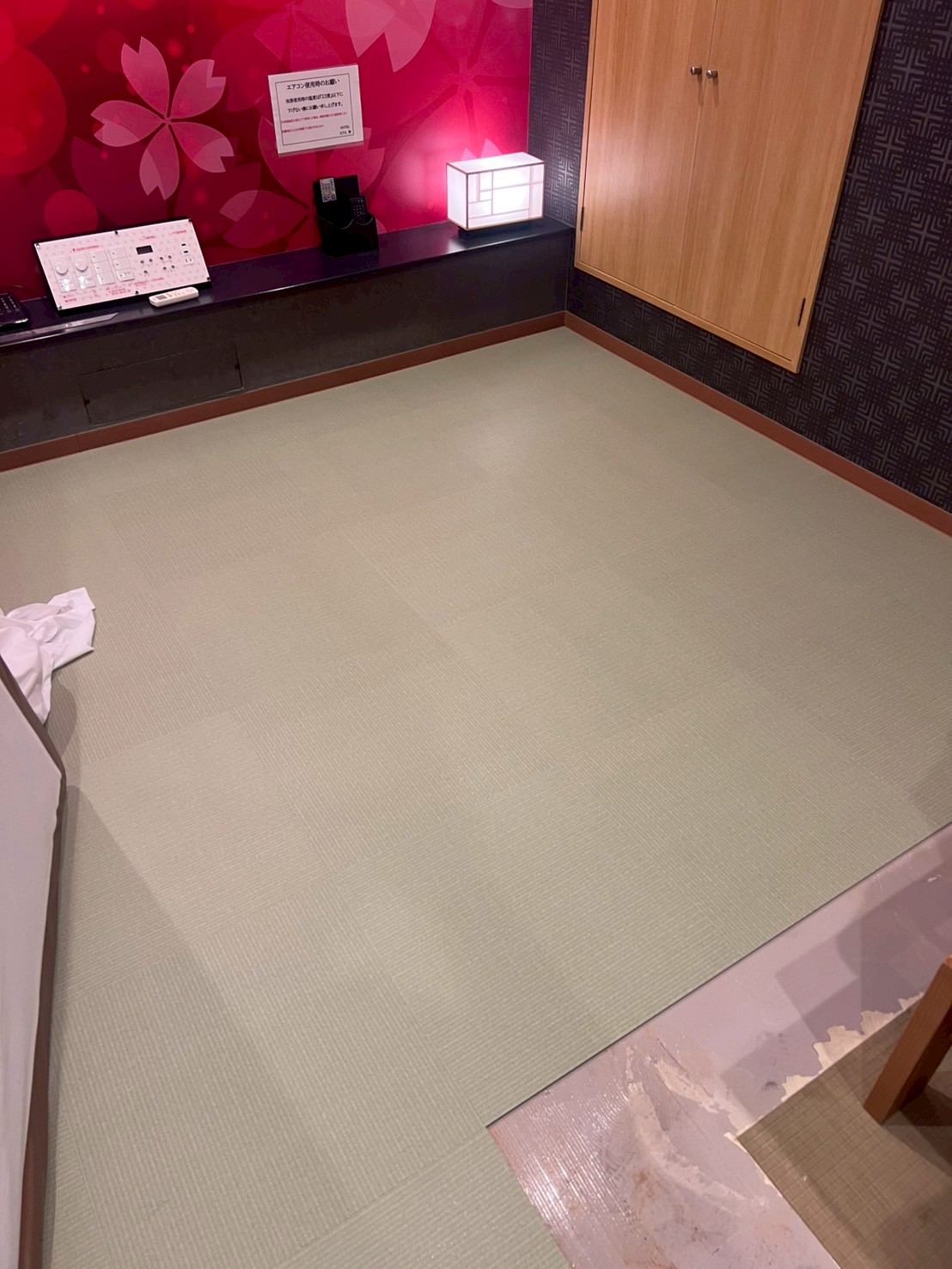 都内ホテルの塩ビタイル剥がし貼り替え工事